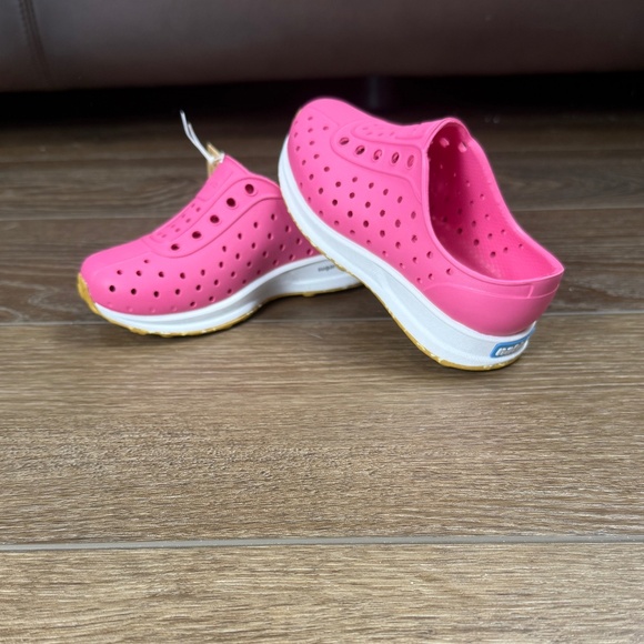 Native Other - Native Robbie Sugarlite Hollywood Pink/Shell White Girls Slip-On Shoes NWT sz9